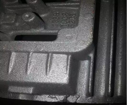 铸造中的冷隔缺陷是由什么造成的？